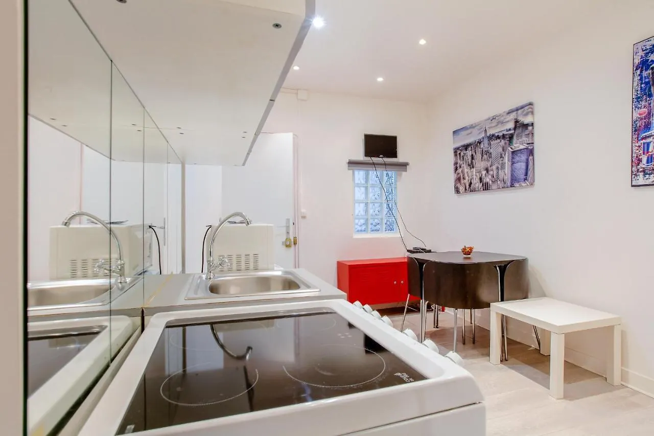 11 - Studio Design Champs Elysees Apartment